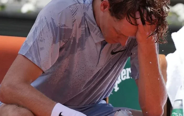 Sinner crashes out of French Open after wilting in 33C heat against Cerúndolo