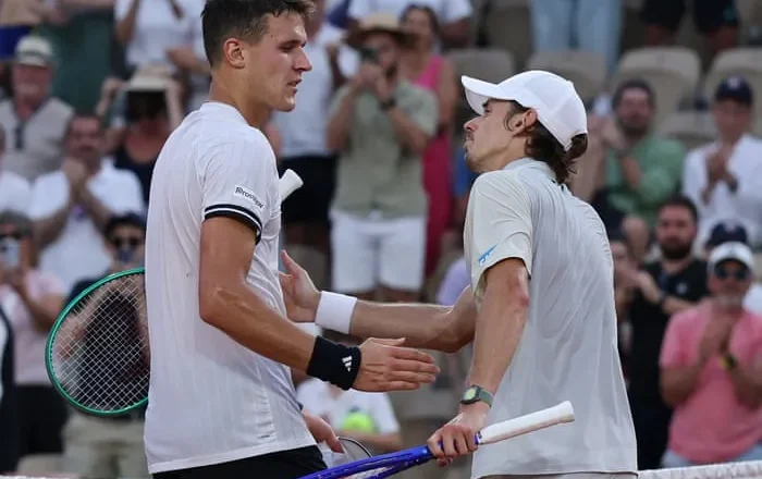 Alex de Minaur knocked out of French Open after letting lead slip