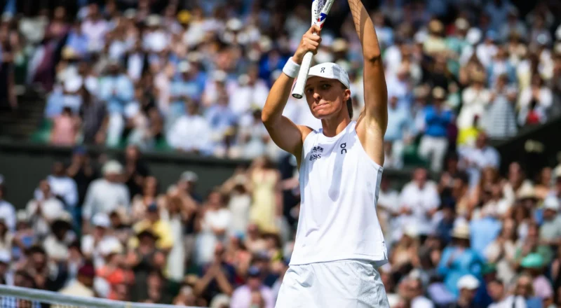 Tearful Iga Swiatek rides the emotional waves to launch Wimbledon defence